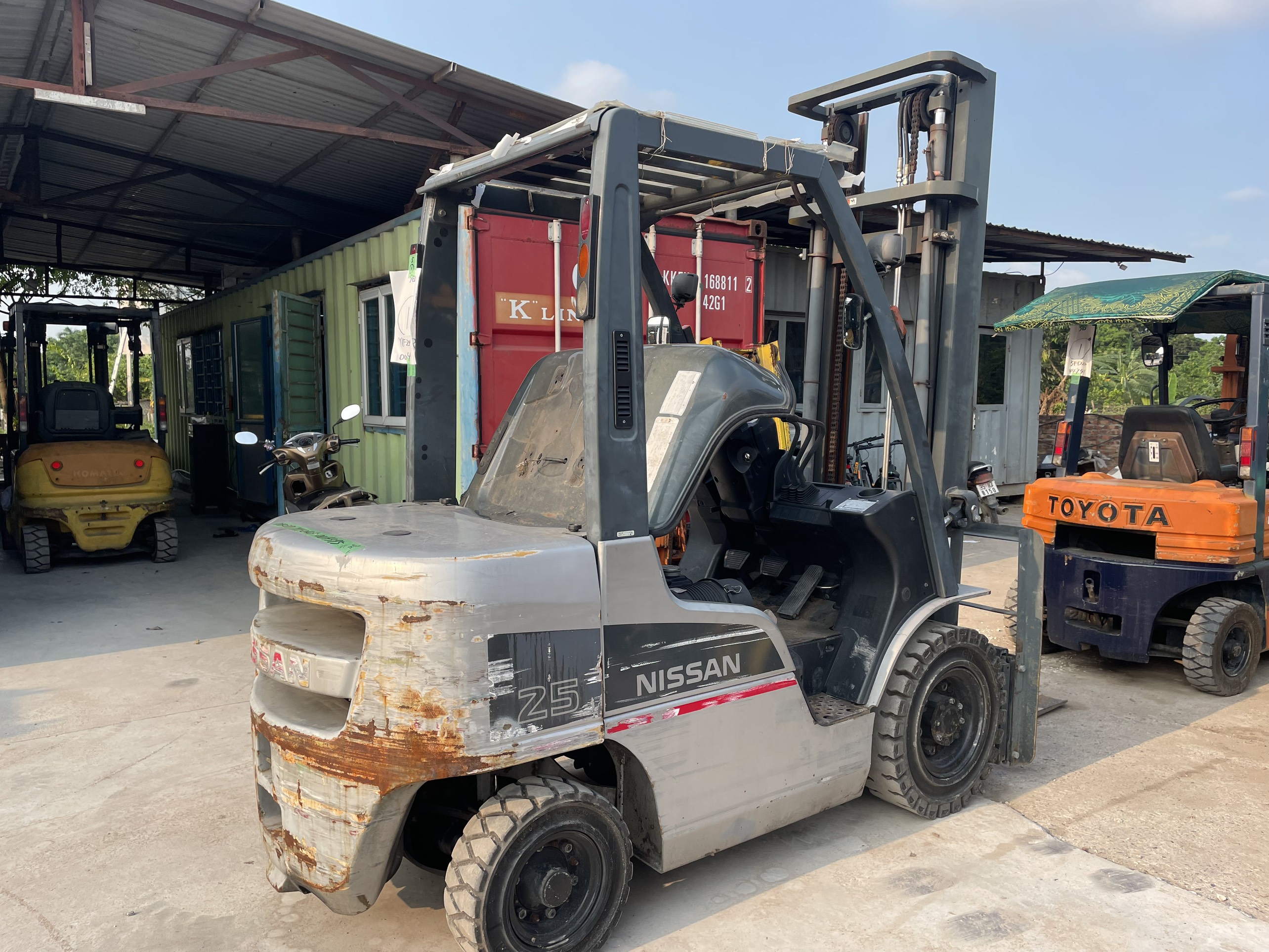 Xe nâng dầu NISSAN Y1F2A25  004395