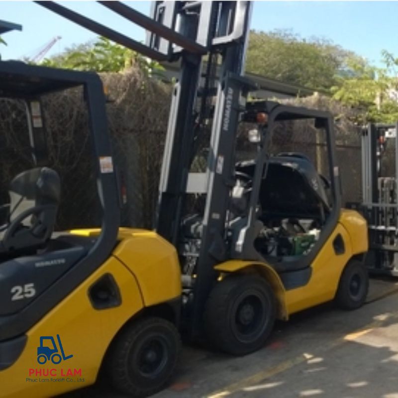 xe nang dau komatsu 2.5 tan fd25t-17