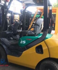 xe nang dau komatsu 2.5 tan fd25t-17