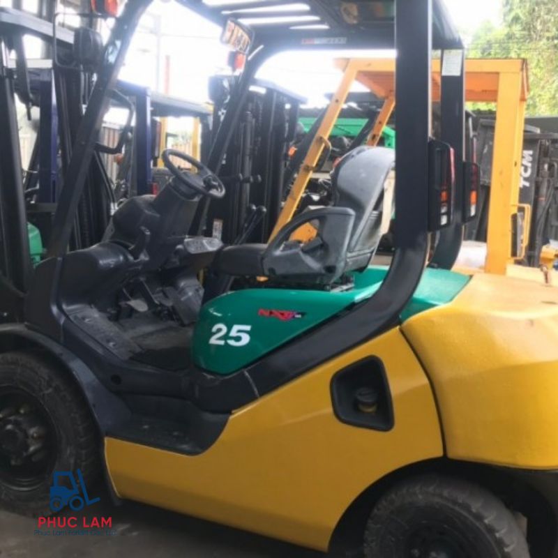 xe nang dau komatsu 2.5 tan fd25t-17