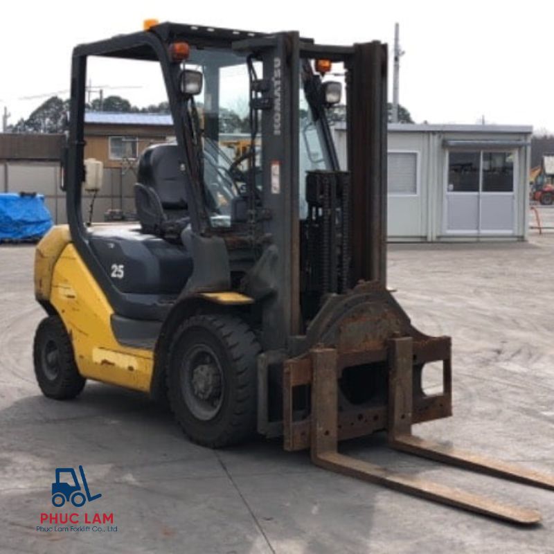xe nang dau komatsu 2.5 tan fd25t-17