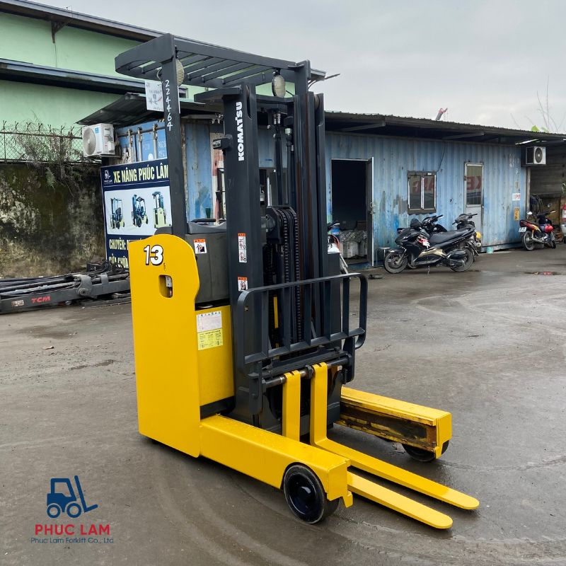 xe đứng lái xe-nang-dien-dung-lai-1.3-tan-Komatsu