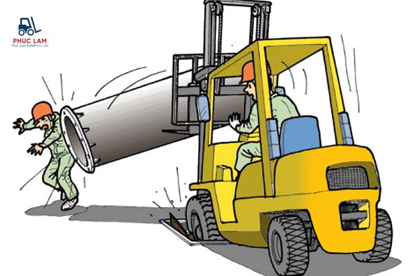 Bị xe nâng đâm