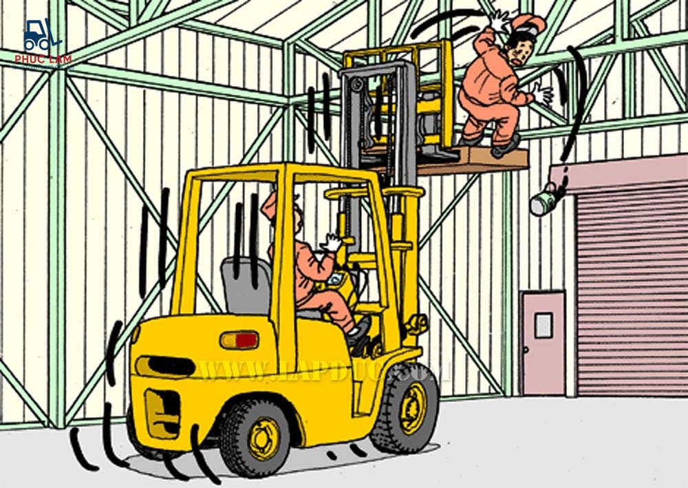 Ngã từ nĩa hoặc sàn bệ