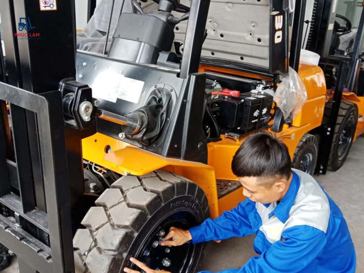 Tháo mâm lốp xe