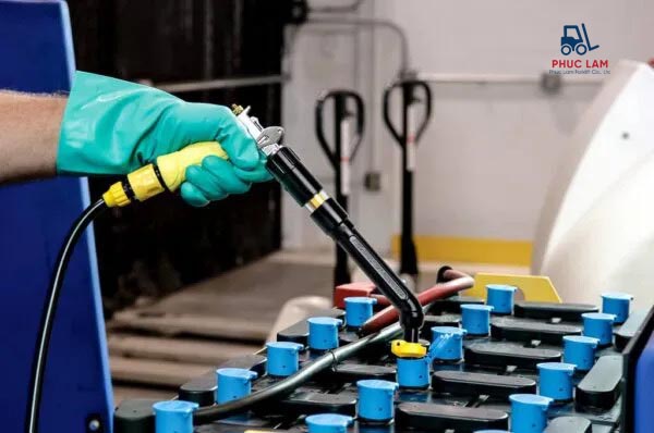 Hướng dẫn châm nước cất cho ắc quy xe nâng đúng cách