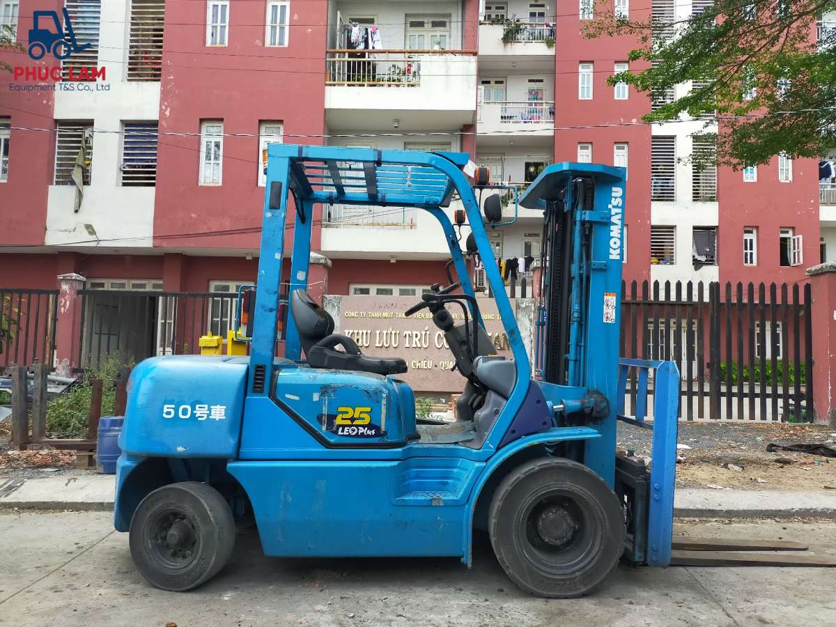 Xe nâng Komatsu 2,5 tấn chui công