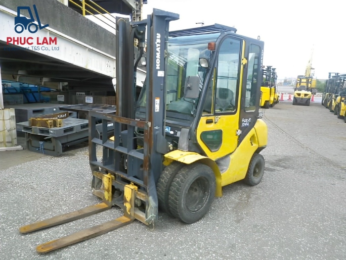 Xe nâng Komatsu bãi trong môi trường làm việc cường độ cao