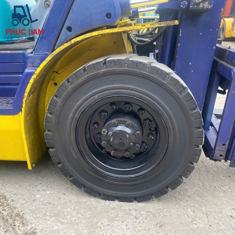 Xe nâng dầu ngồi lái Komatsu 2.5 tấn model FD25T-12 cũ