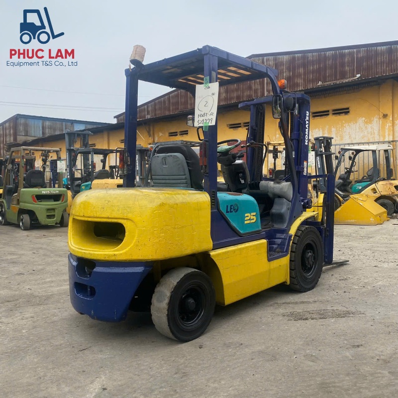 Xe nâng dầu ngồi lái Komatsu 2.5 tấn model FD25T-12 cũ