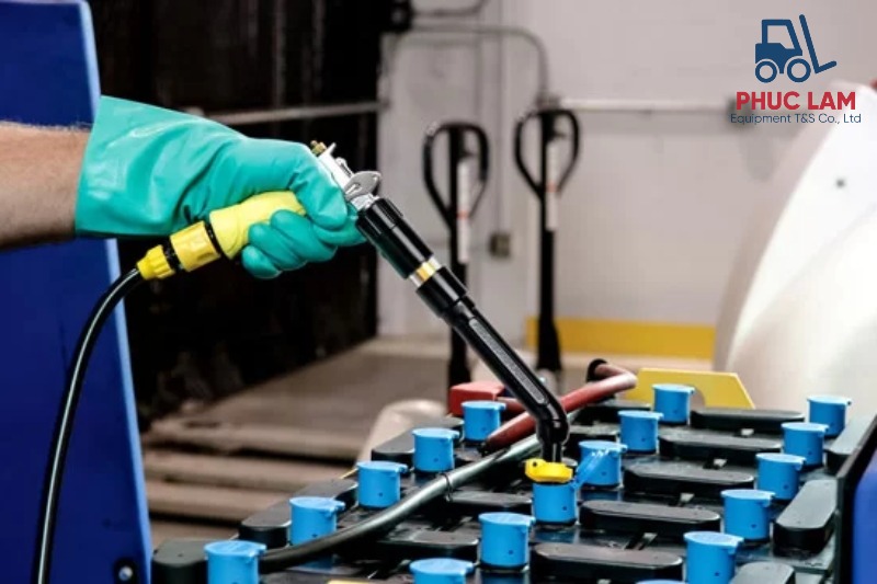 Cách châm nước cất đúng cách