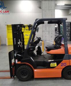 Xe nâng điện ngồi lái Toyota 2.5 tấn model 8FB25 cũ Dịch giá linh hoạt: Hệ thống dịch giá giúp điều chỉnh vị trí của càng nâng một cách chính xác, nâng cao khả năng xử lý và sắp xếp hàng hóa dễ dàng.