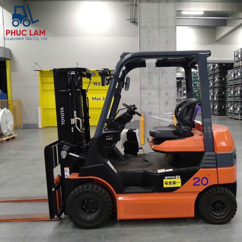 Xe nâng điện ngồi lái Toyota 2.5 tấn model 8FB25 cũ Dịch giá linh hoạt: Hệ thống dịch giá giúp điều chỉnh vị trí của càng nâng một cách chính xác, nâng cao khả năng xử lý và sắp xếp hàng hóa dễ dàng.