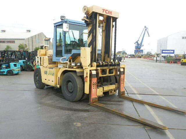 Xe nâng dầu Komatsu 11.5 t sx 2010