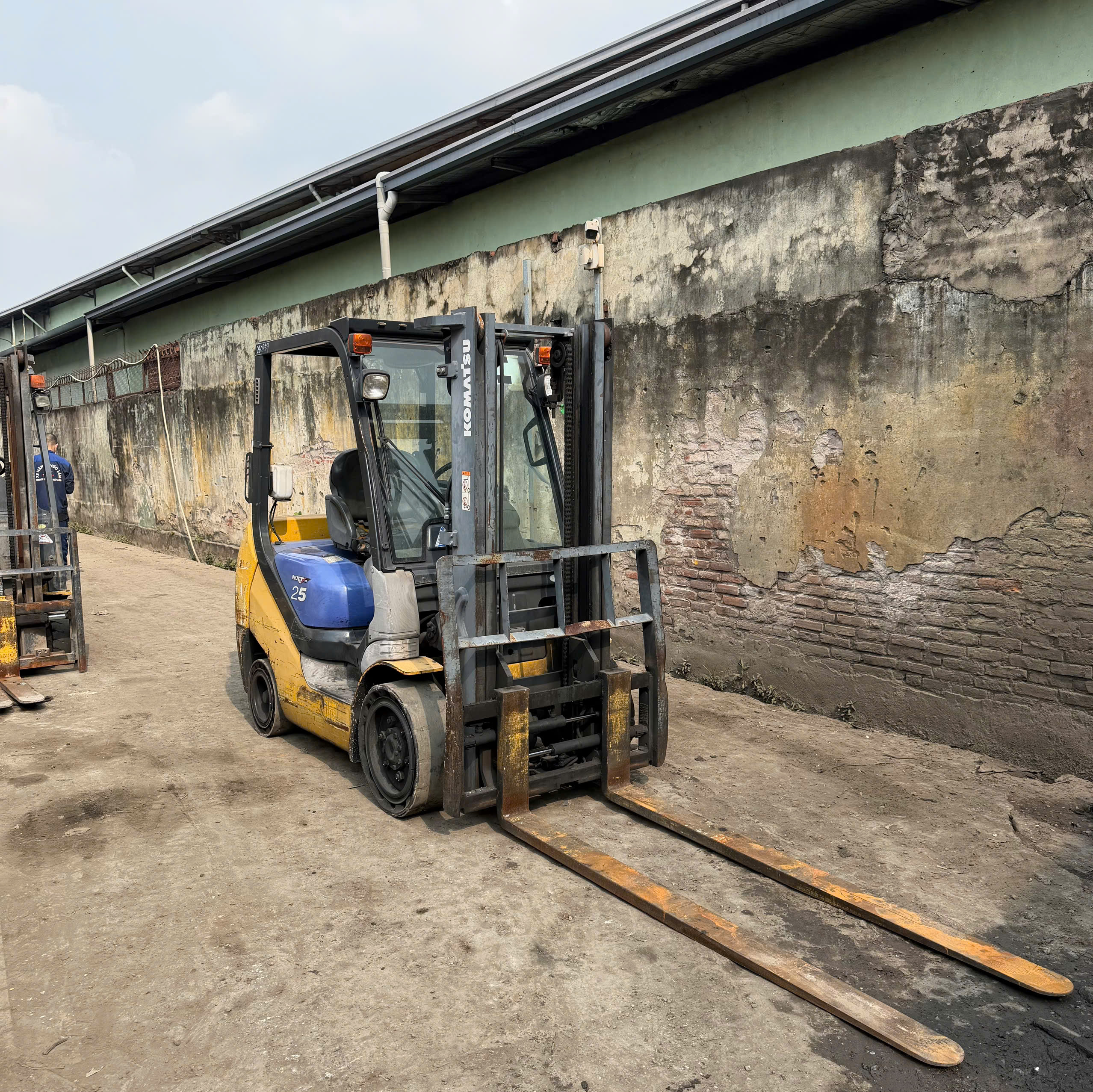 Xe nâng dầu komatsu 2.5 tấn - Model: FD25NT-16