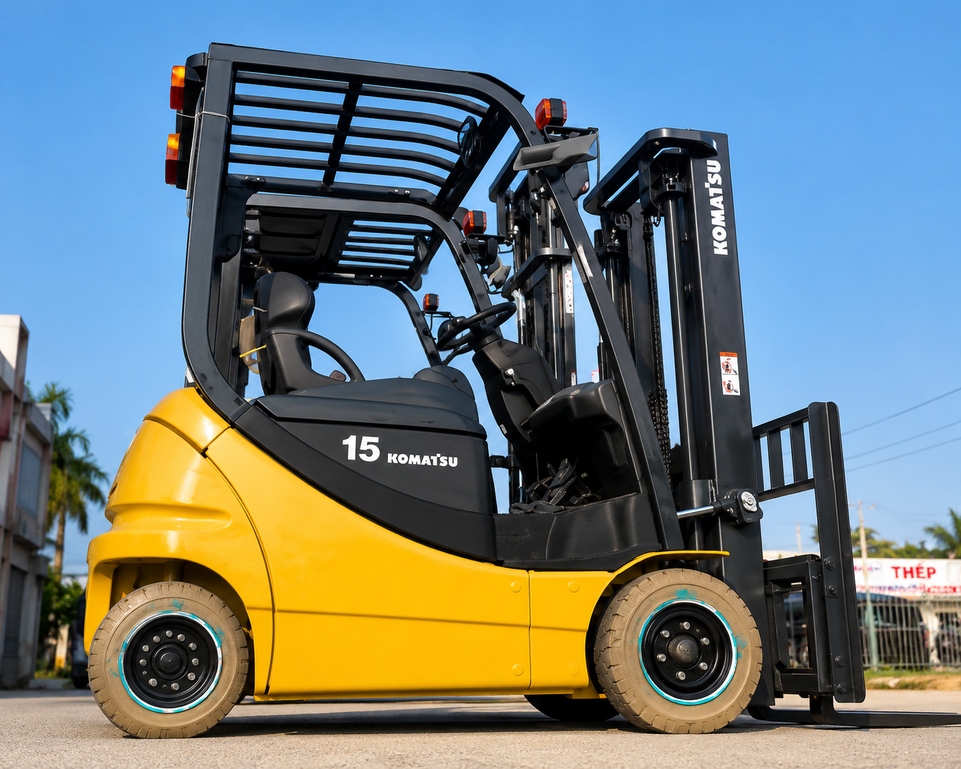 Xe nâng điện Komatsu cũ – Giải pháp xanh cho kho hàng