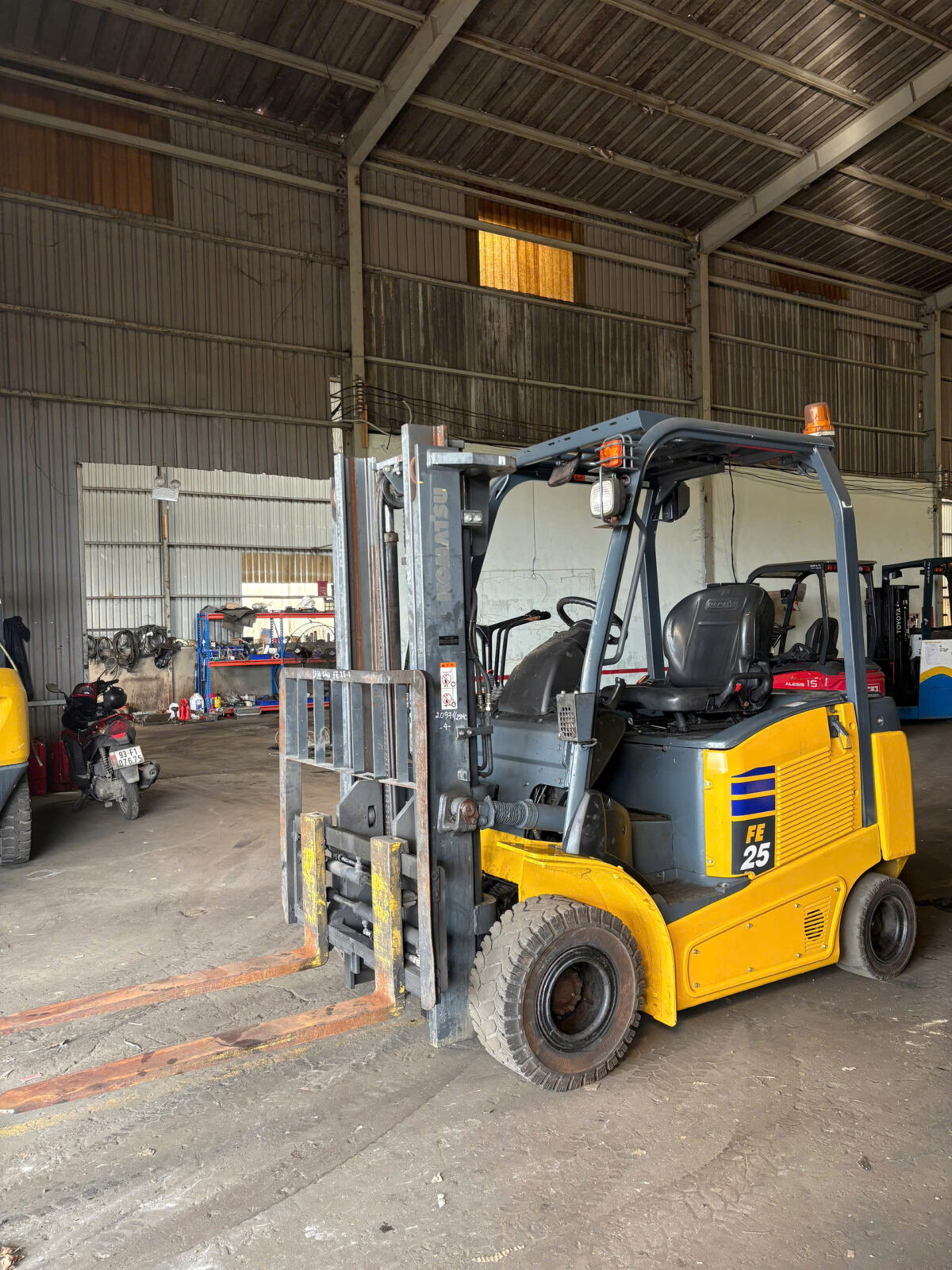 Xe nâng điện Komatsu 2.5 tấn FE25-1 310542, sản xuất năm 2021 - Ảnh 3